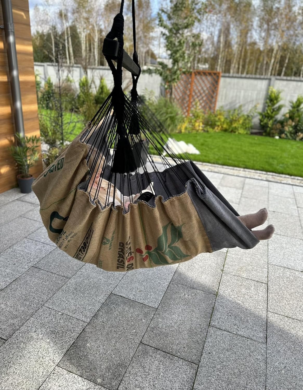Izabell Hängesessel mit Großen Kissen – XXL Schaukelstuhl und Hängematte für Indoor & Outdoor – Coffee Swing aus Jutesäcken von Kaffeeröstereien