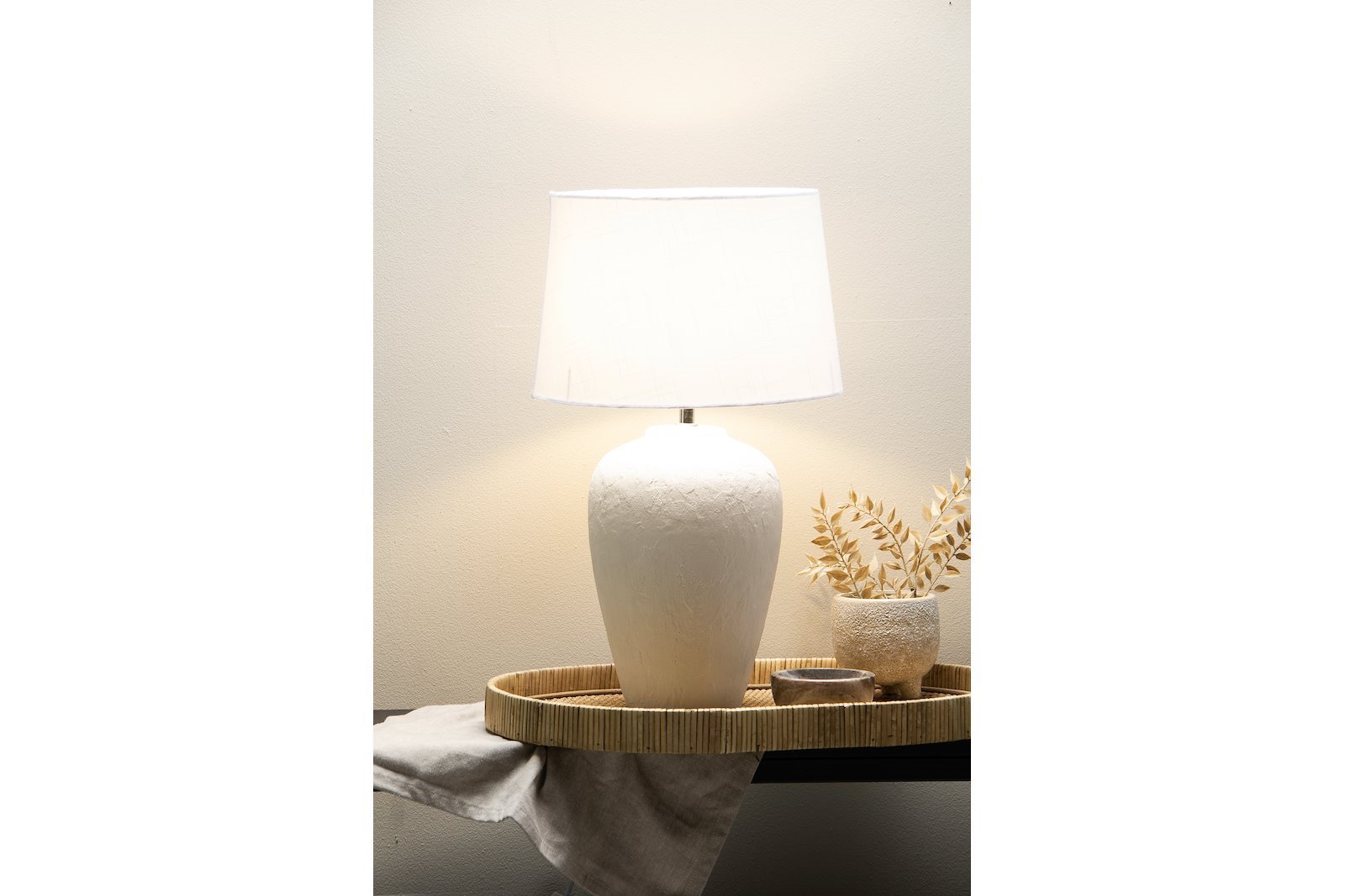 Struktur bordlampe Hvit keramikk med hvit skjerm. H58cm