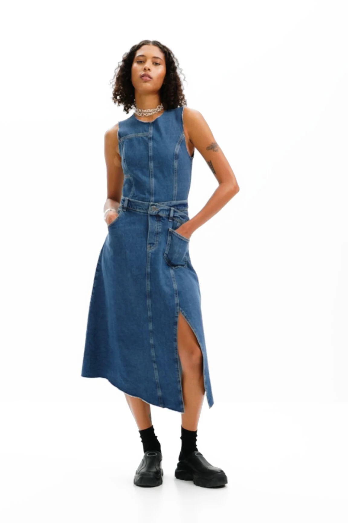 Vestido jeans sem mangas com cintura ajustável.