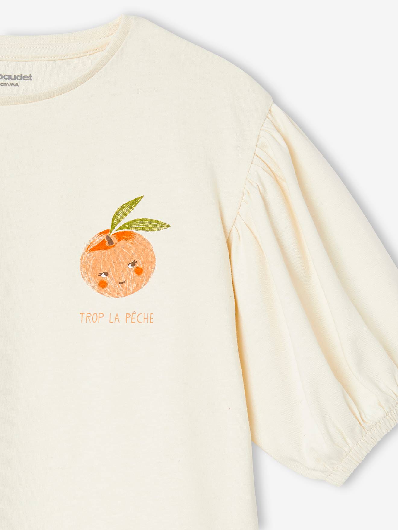 Camiseta infantil com mangas bufantes e estampa de frutas no peito, na cor cru.