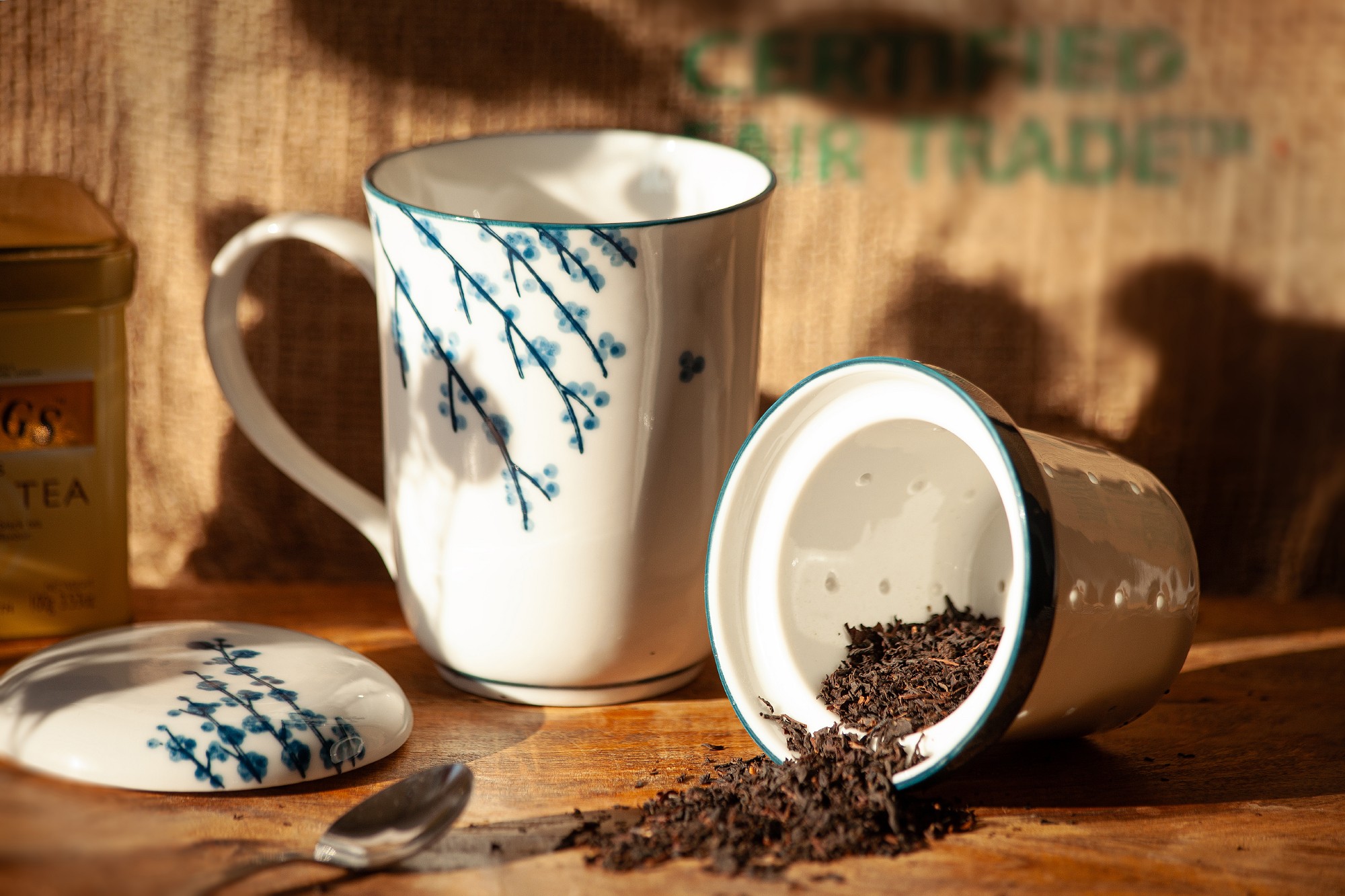 Teetasse 'Meadow' mit Teesieb, weiß/blau, H 13,5 cm, Ø 8,5 cm zu 12,80