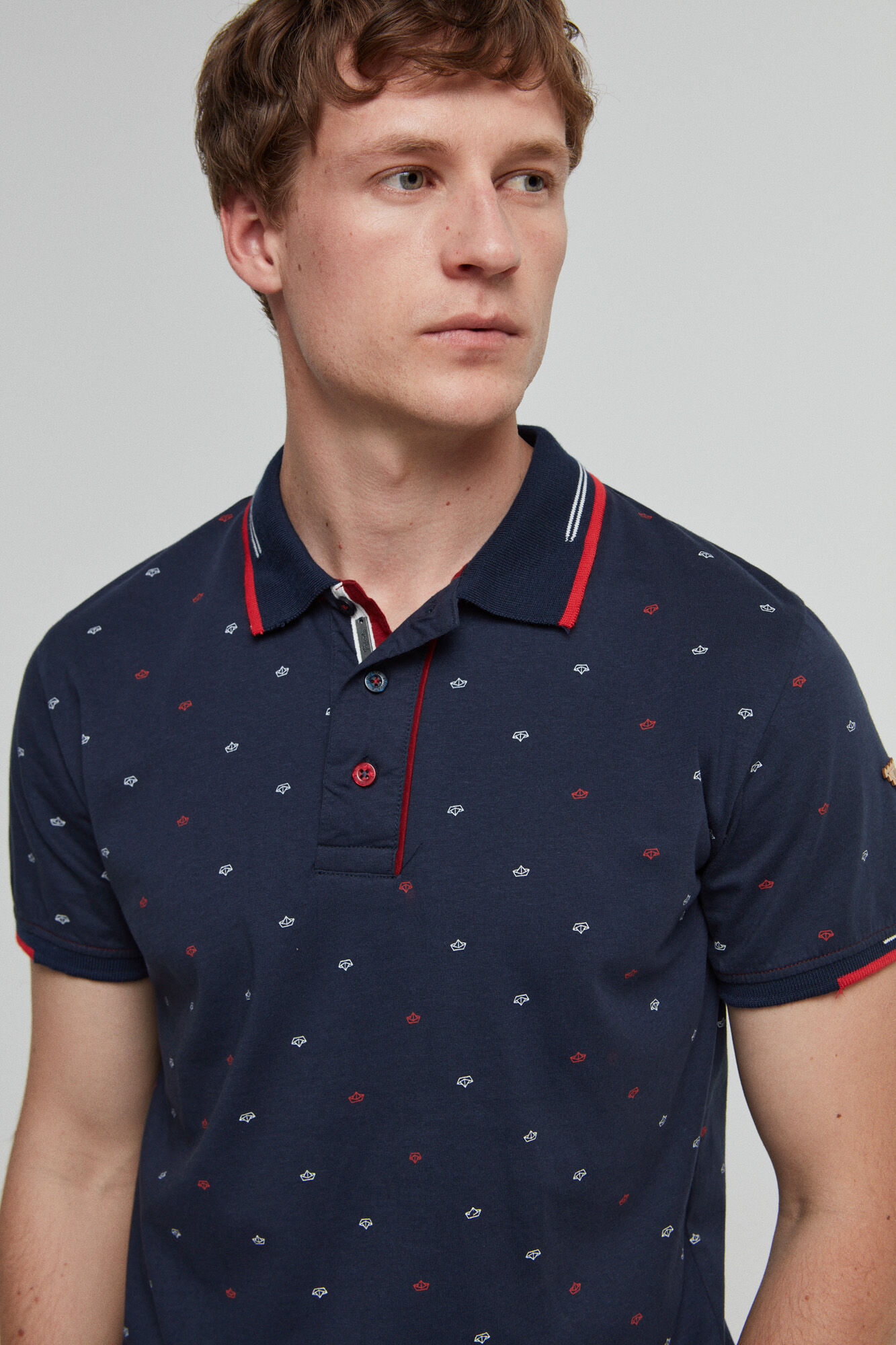 Polo Alg MC com padrões em vermelho e branco - Azul marinho