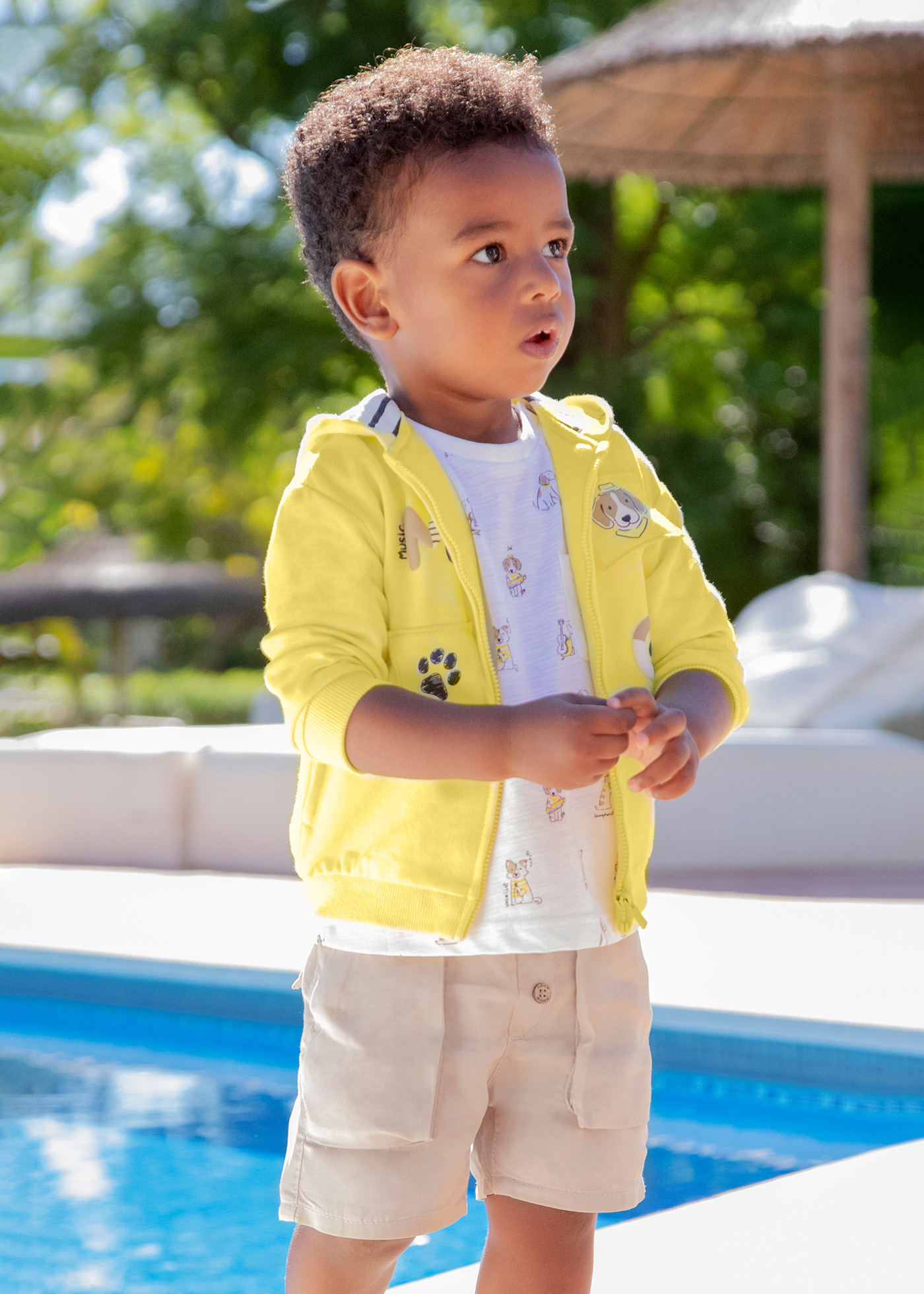 Bermuda infantil com cintura ajustável, confeccionada em TENCEL™ Lyocell.