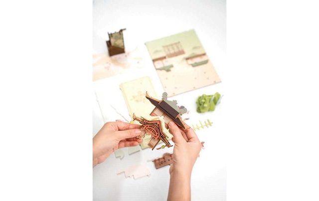 Puzzle »RoboTime Book Nook Falling Sakura«