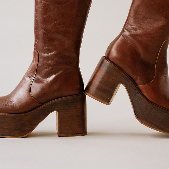 Bottes à plateformes et bouts ronds  en cuir vieilli marron