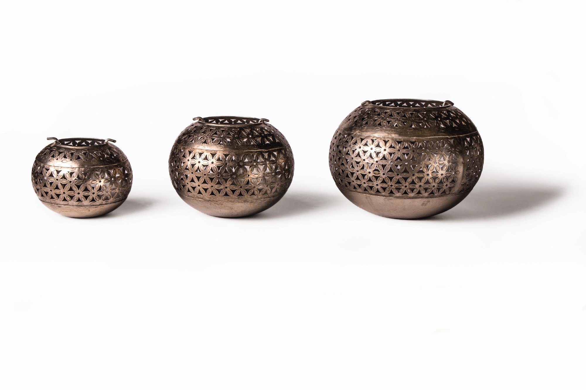Teelichthalter 'Blumen', silber, Ø 12 cm, H 11 cm von fischer's lagerhaus