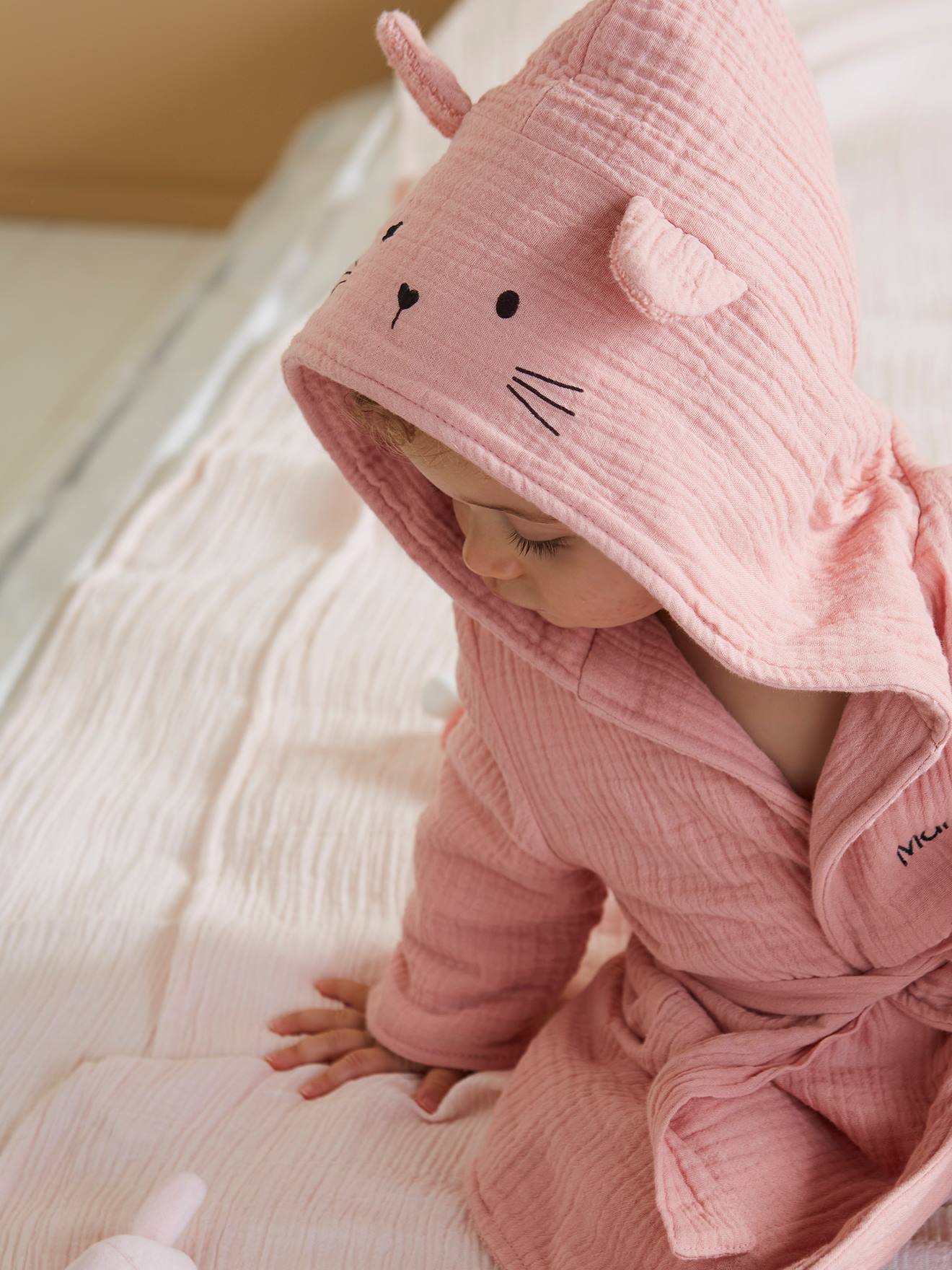 Roupão de bebê com estampa animal em gaze de algodão orgânico, tamanho médio com listras amarelas personalizáveis.