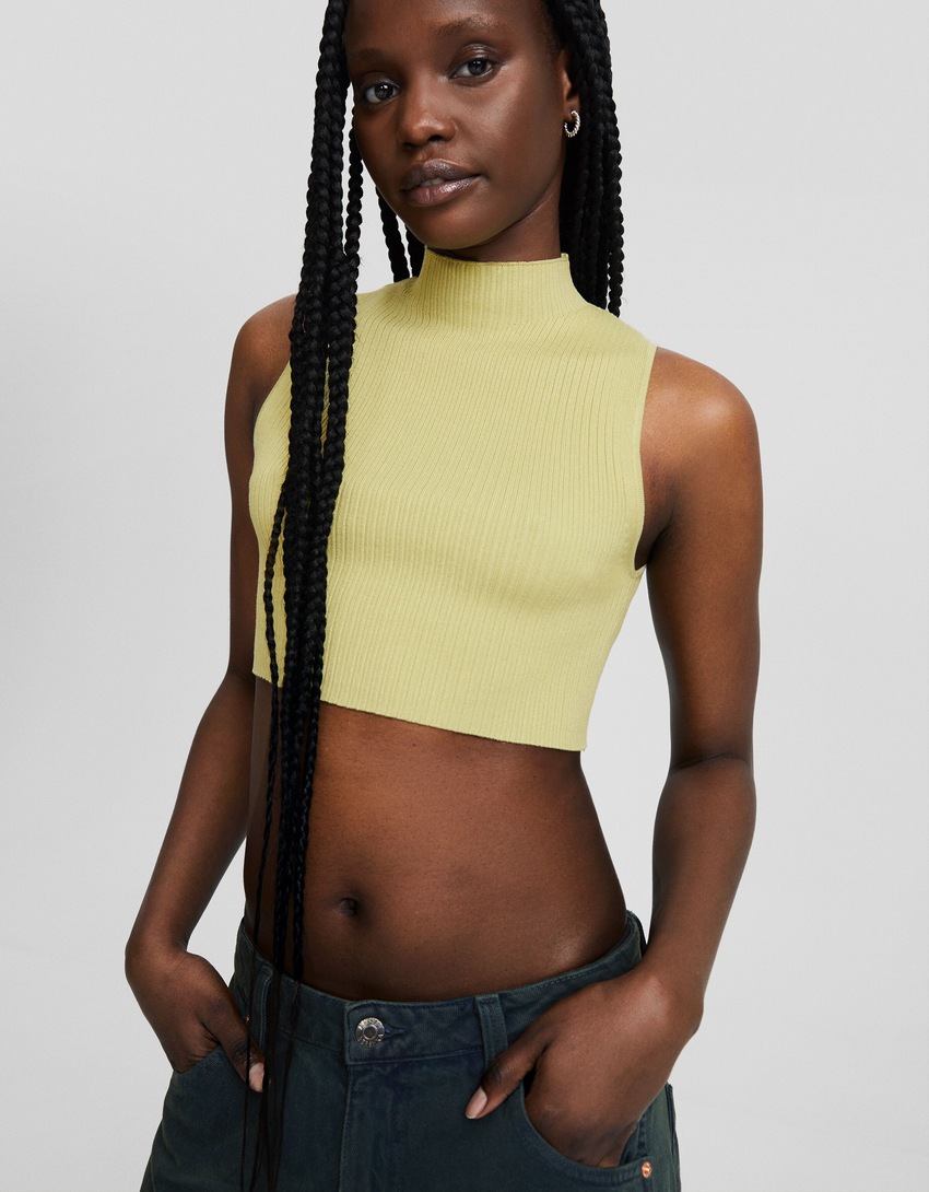 Blusa de malha sem mangas com gola alta