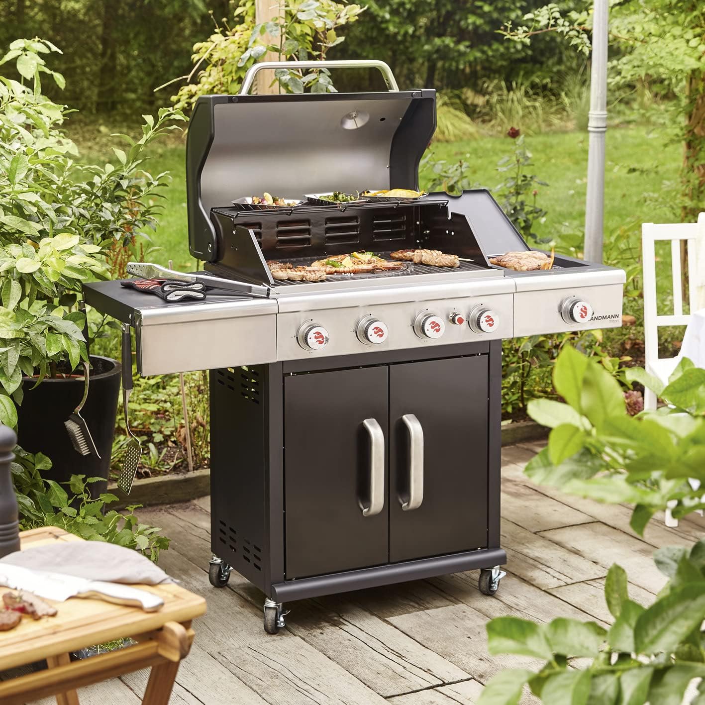 Landmann Gasgrill Triton 4.1 maxX - Kickstarter-Paket mit Grillplatte + Wetterschutzhaube | Premium Gasgrill mit doppelwandigem Deckel inkl. Thermometer | Landmann PTS-System [Schwarz]