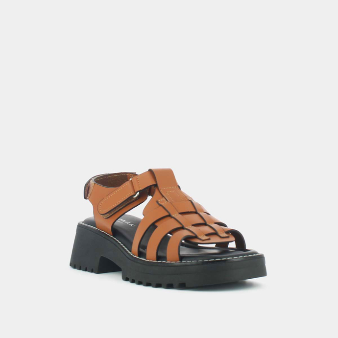 Sandales à brides et semelles crantées  en cuir glacé cognac