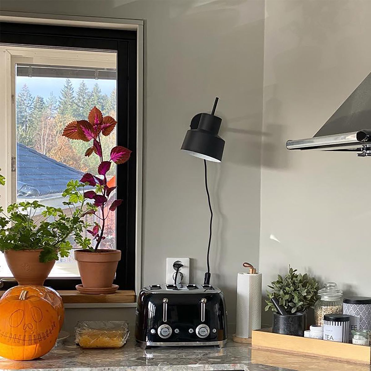 Smart wandlamp zwart incl. Wifi A60 - Chappie