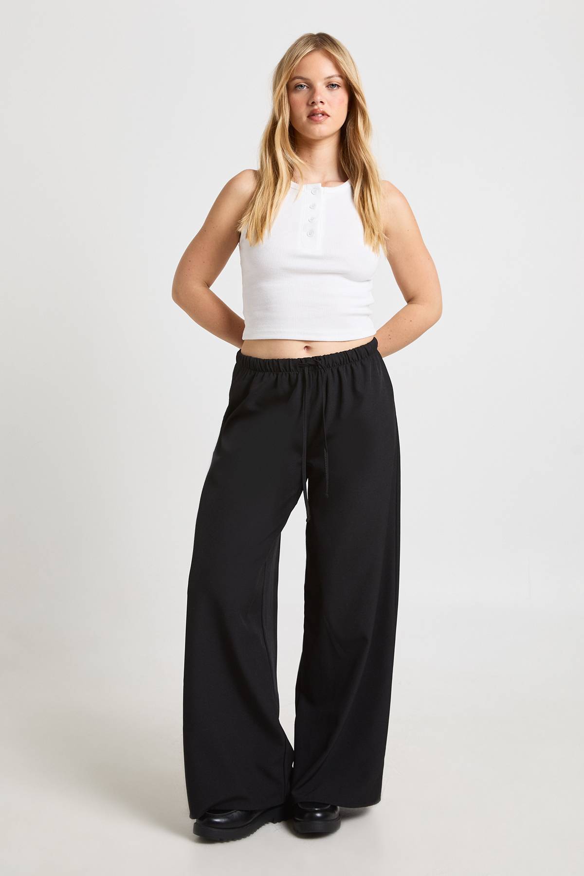 boohoo Pantalon Petite À Jambes Larges En Tissu Tissé Avec Taille Élastiquée Et Cordon De Serrage