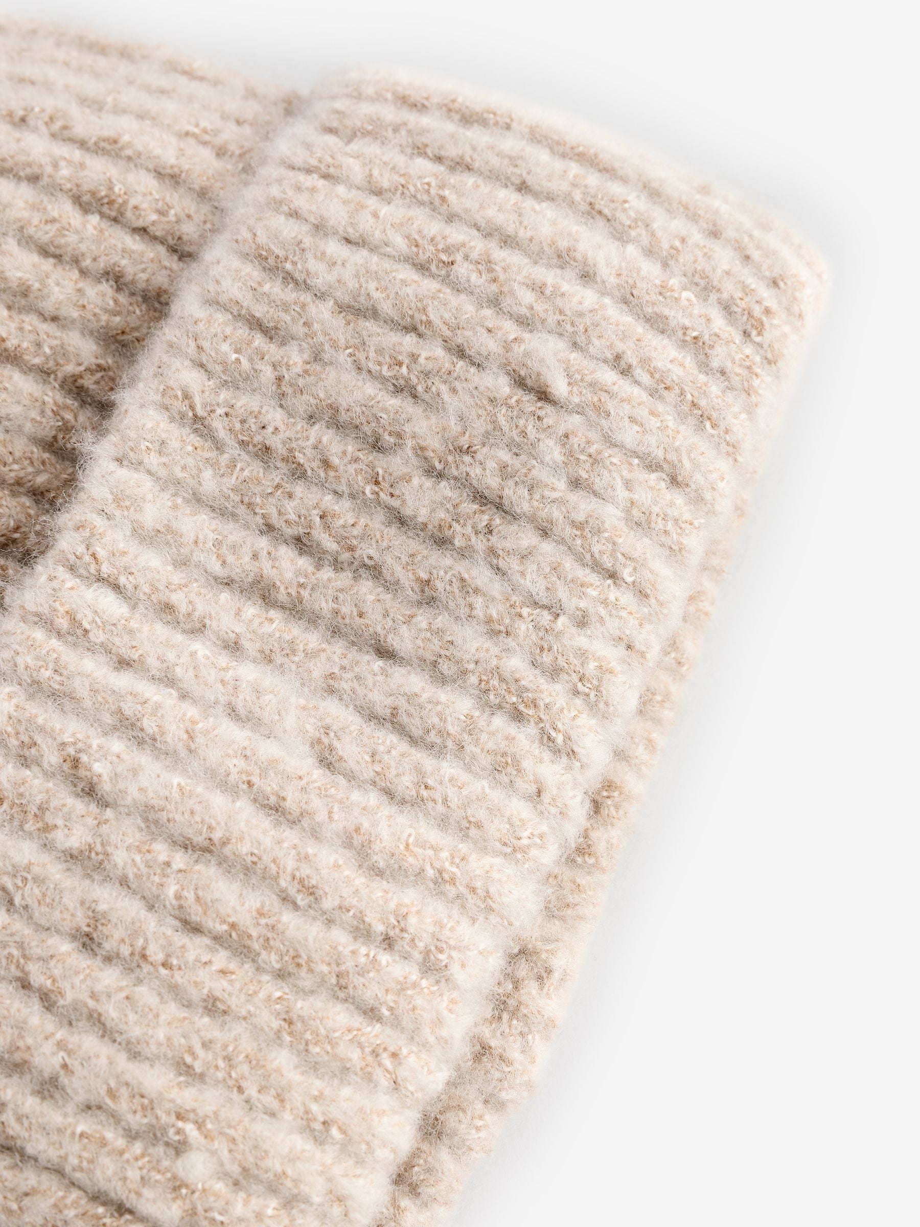 Moutkleurig - Fluffy beanie-muts (1-16jr)