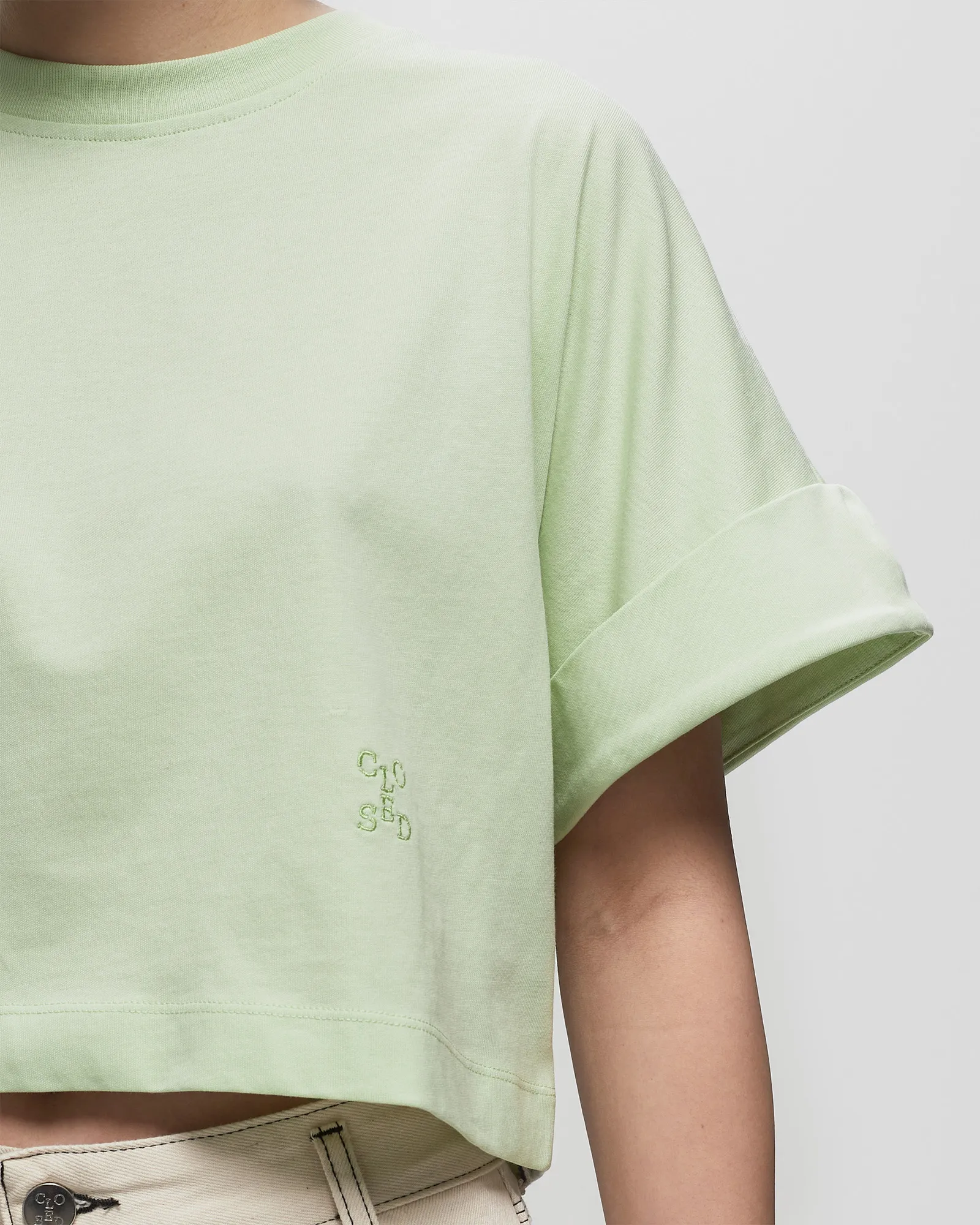 Camiseta com a barra dobrada fechada