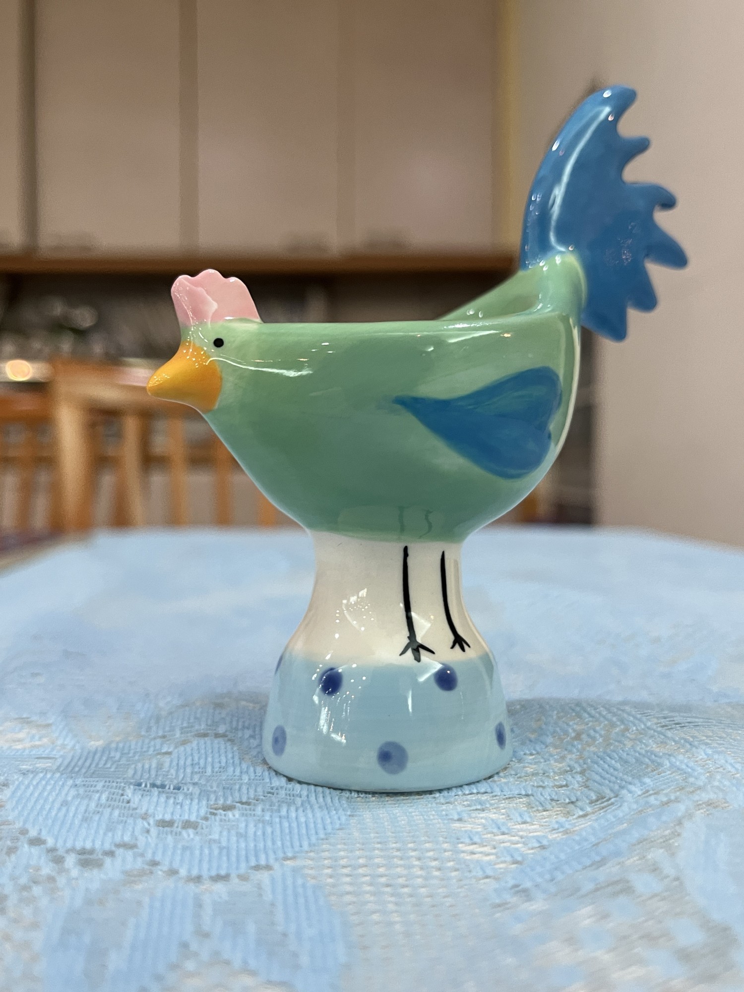 Eierbecher 'Huhn' aus Keramik, blau-grün, B 10 cm, T 5 cm, H 10 cm zu 5,80