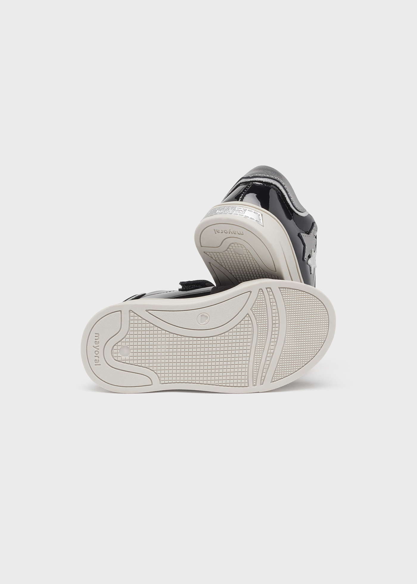 Sapatos esportivos de couro sustentável para bebês com cadarço