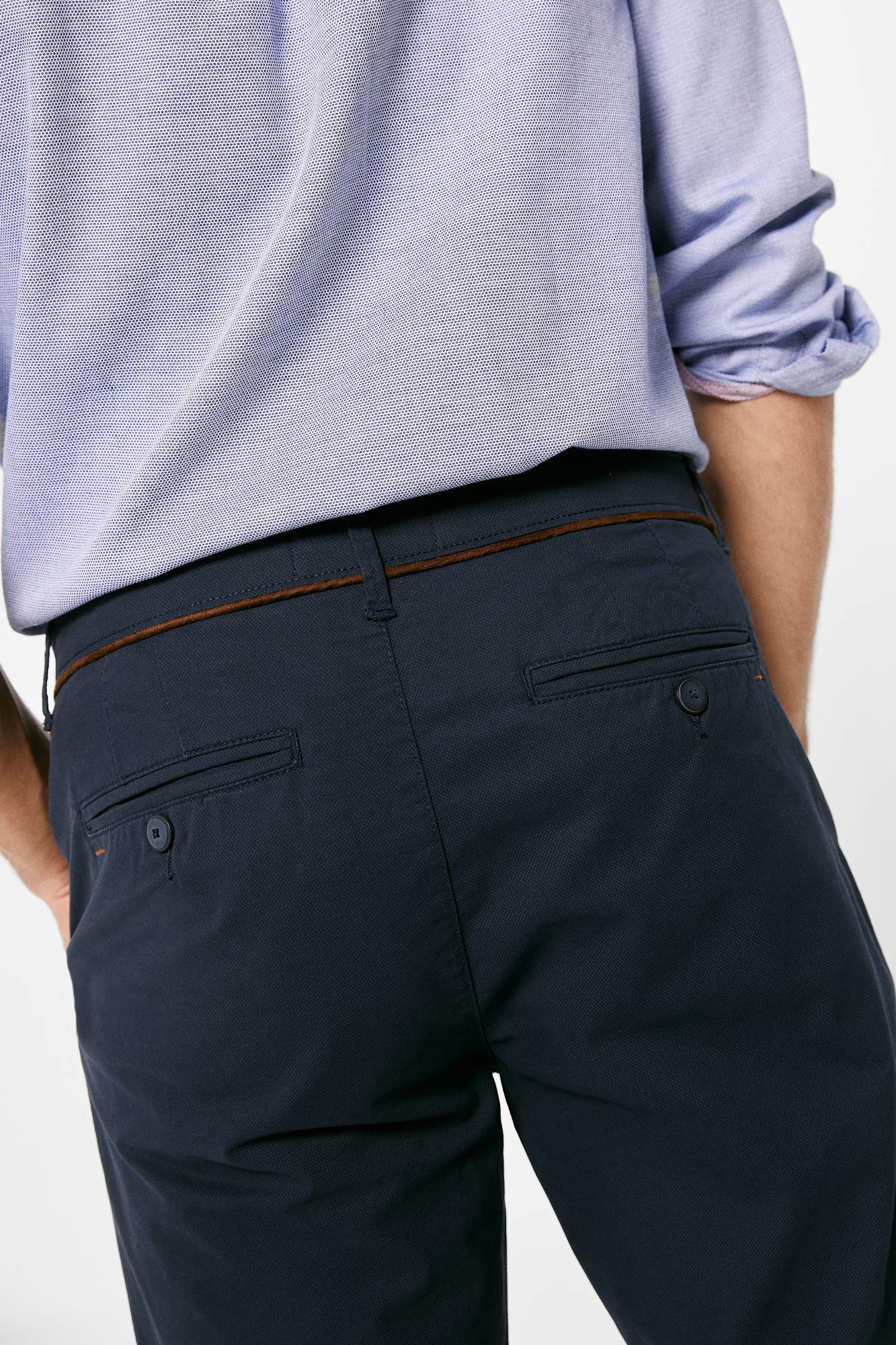 Calça chino com microestampa - azul marinho