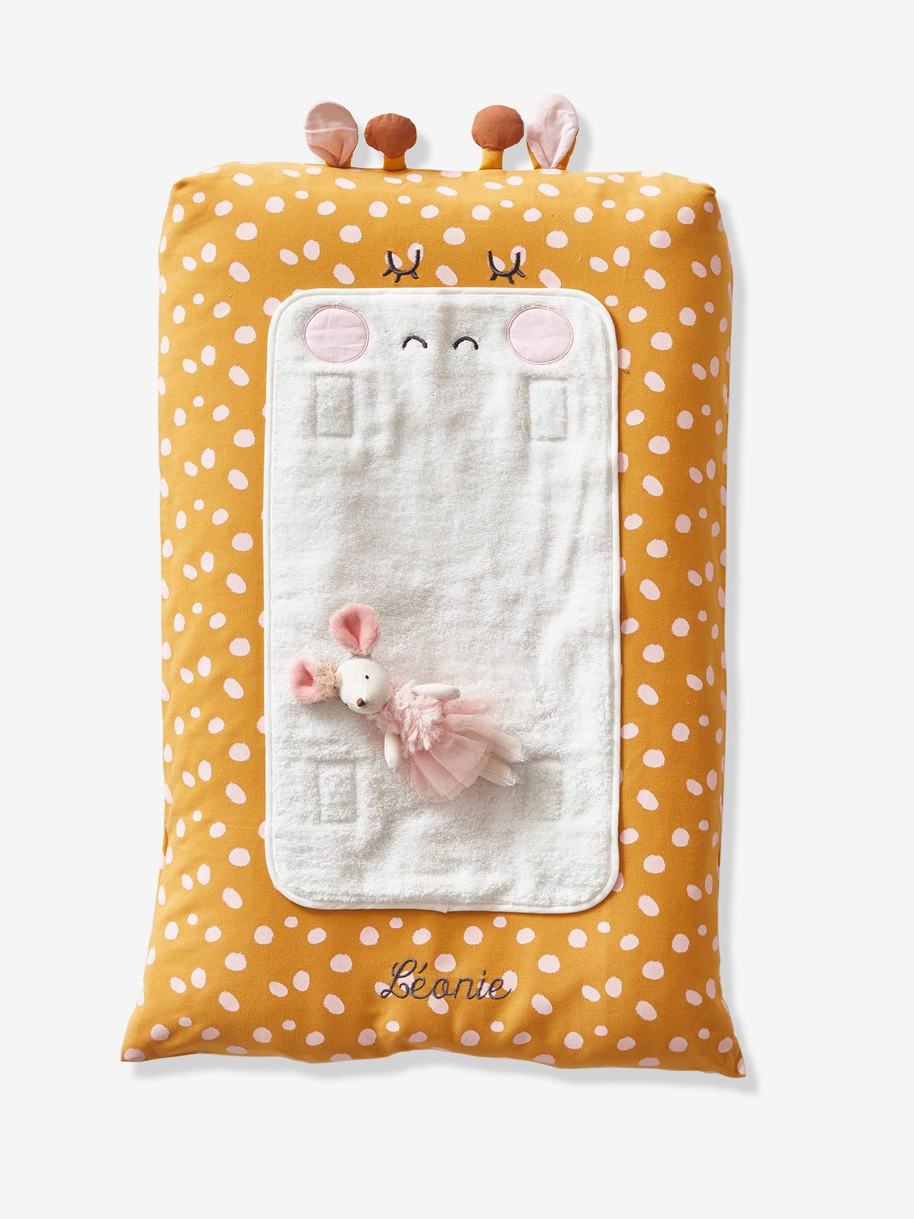 Capa para trocador de fraldas com estampa de girafa, amarelo médio, lisa com detalhes.
