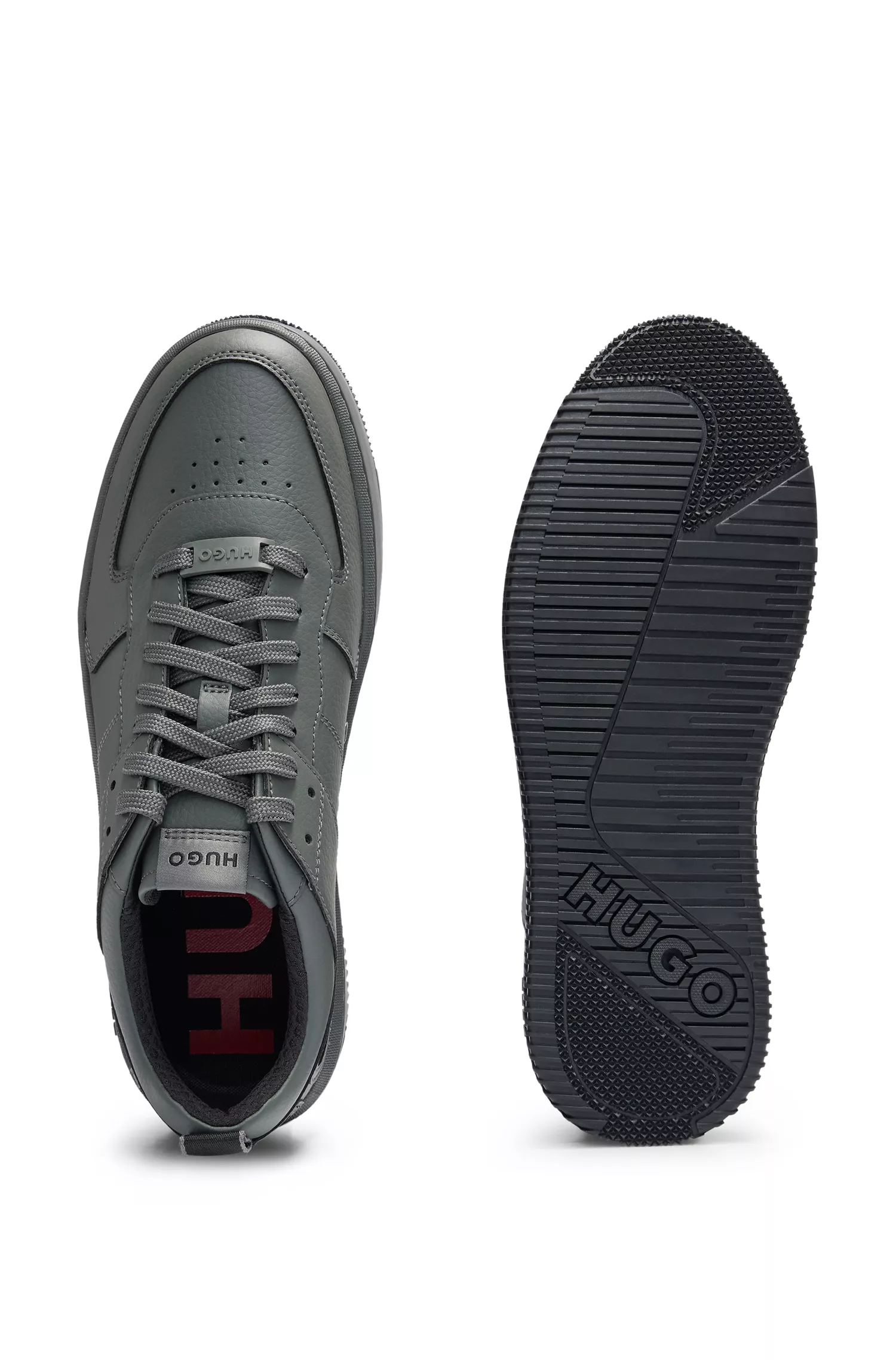 Tênis HUGO em material granulado vermelho com logo contrastante em tom sobre tom