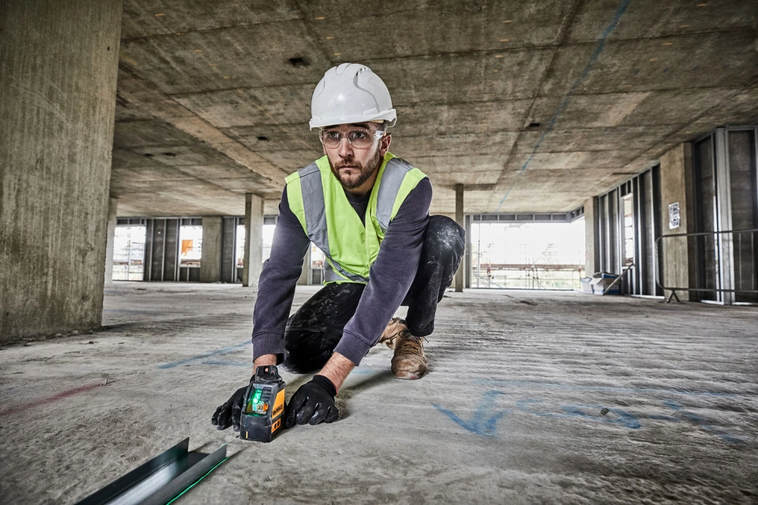 DeWALT DW088CGTRI Kruislijnlaser met statief - 2 lijnen - 15m - Groen