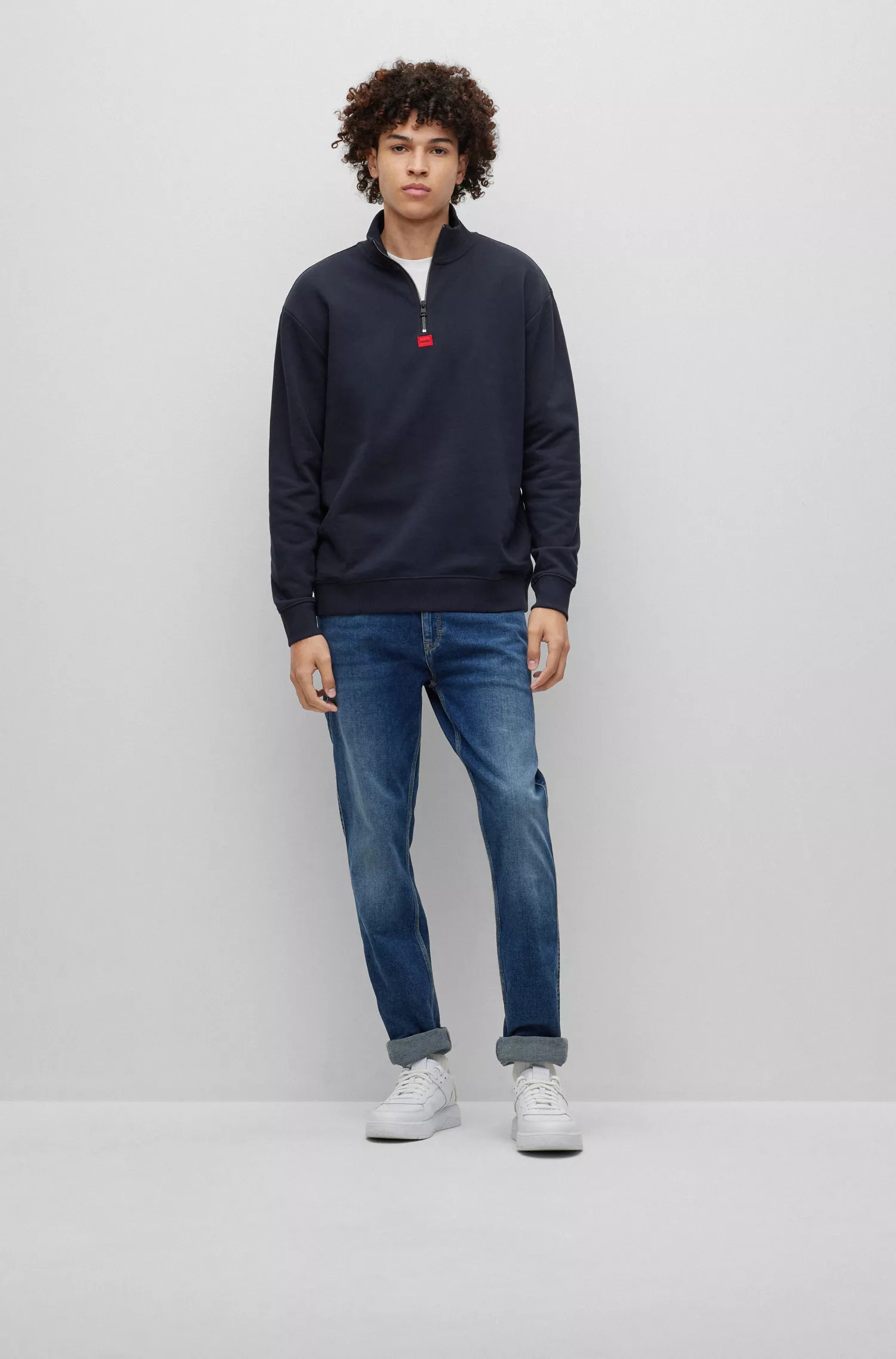 Moletom HUGO vermelho com gola zip-neck e modelagem relaxada em algodão felpudo francês.