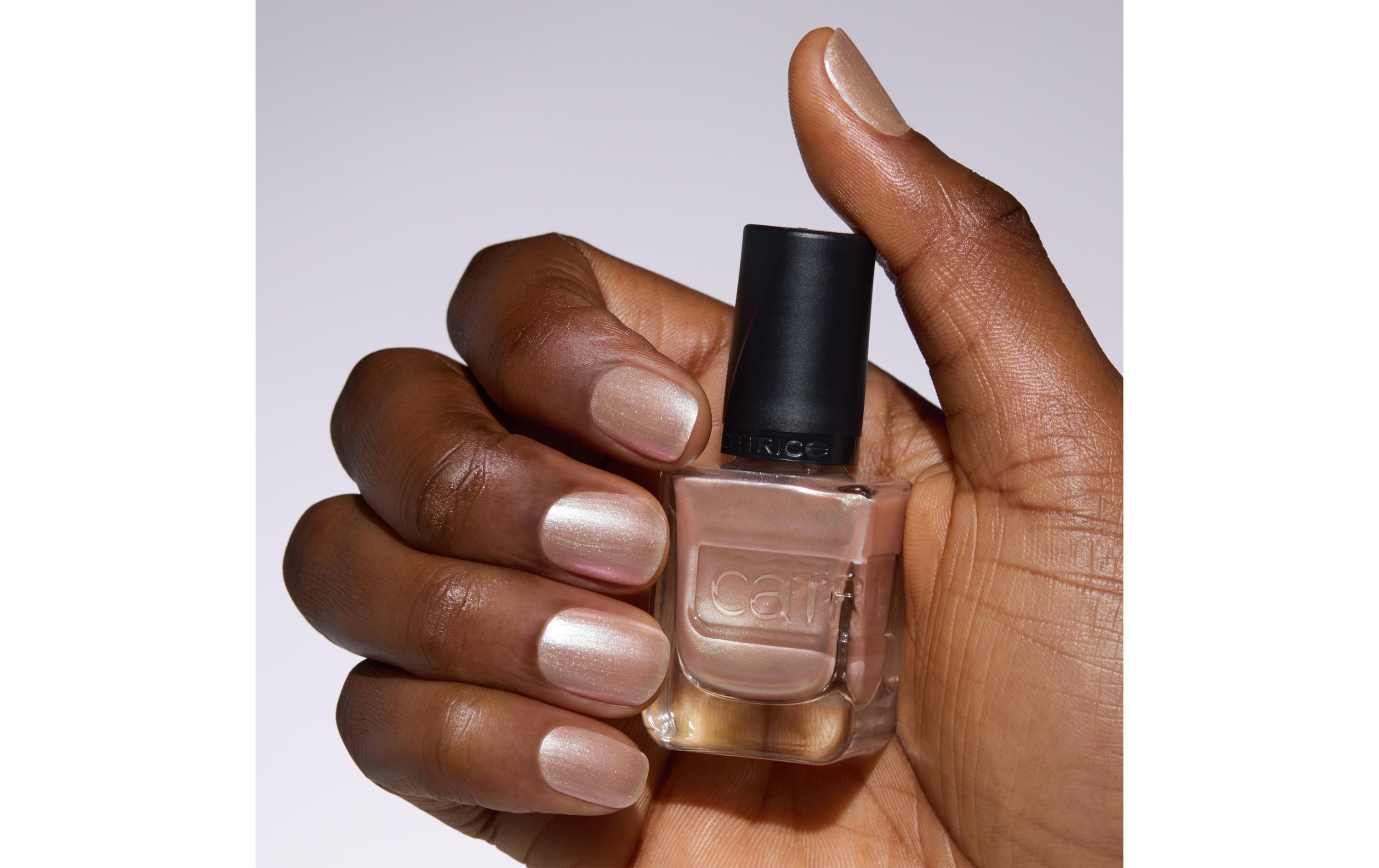 Nagellack Gel Affair 003 The Pearl Next DoorLanganhaltender Gel-Nagellack in einem schimmernden Nude-Ton mit Duo-Chrompartikeln in Rosa und Grün