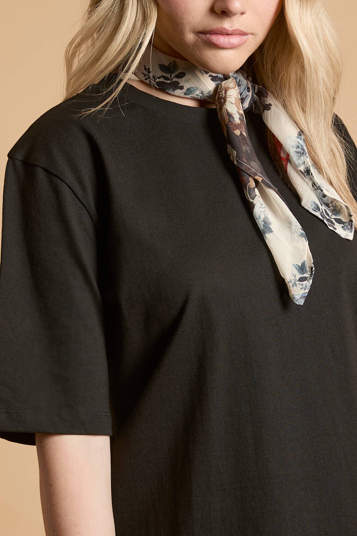 Oasis T-shirt Avec Foulard Imprimé Patchwork Au Col