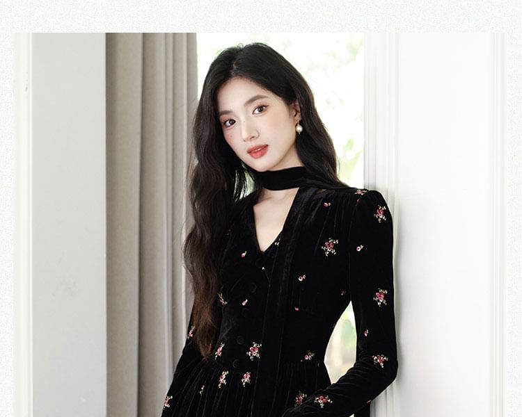 Nebbia - Set: Maxi-A-lijn jurk met lange mouwen, V-hals, geborduurde bloemen en fluweel + skinny sjaal