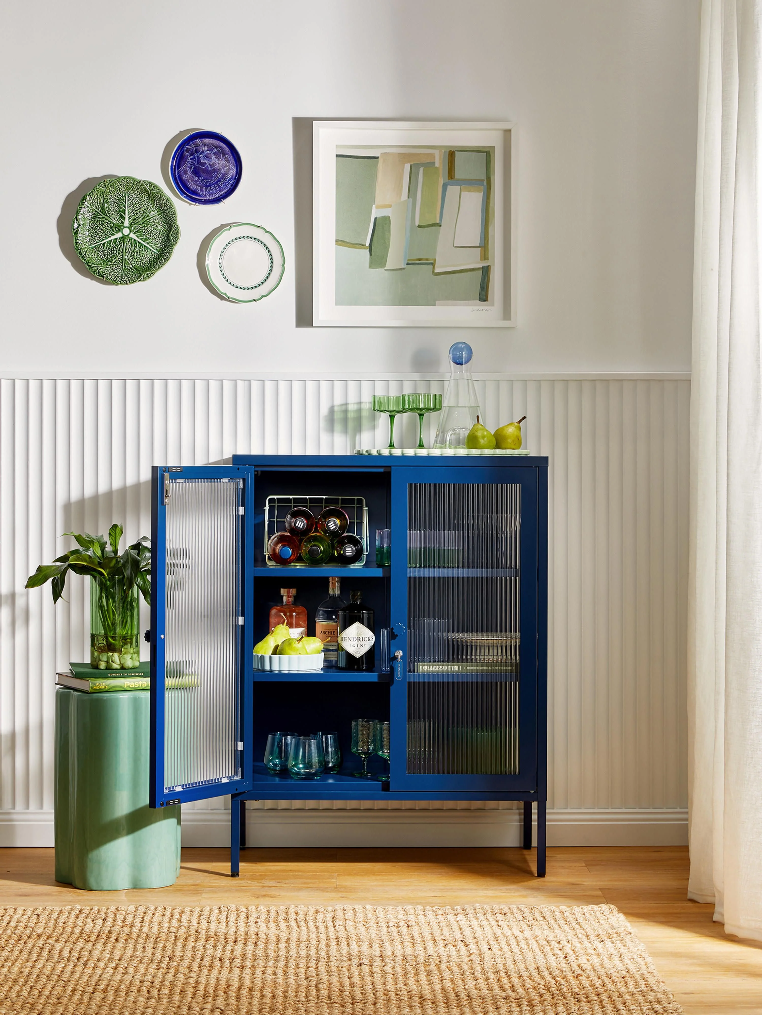Metalen vitrinekast The Mixer met geribbeld glas