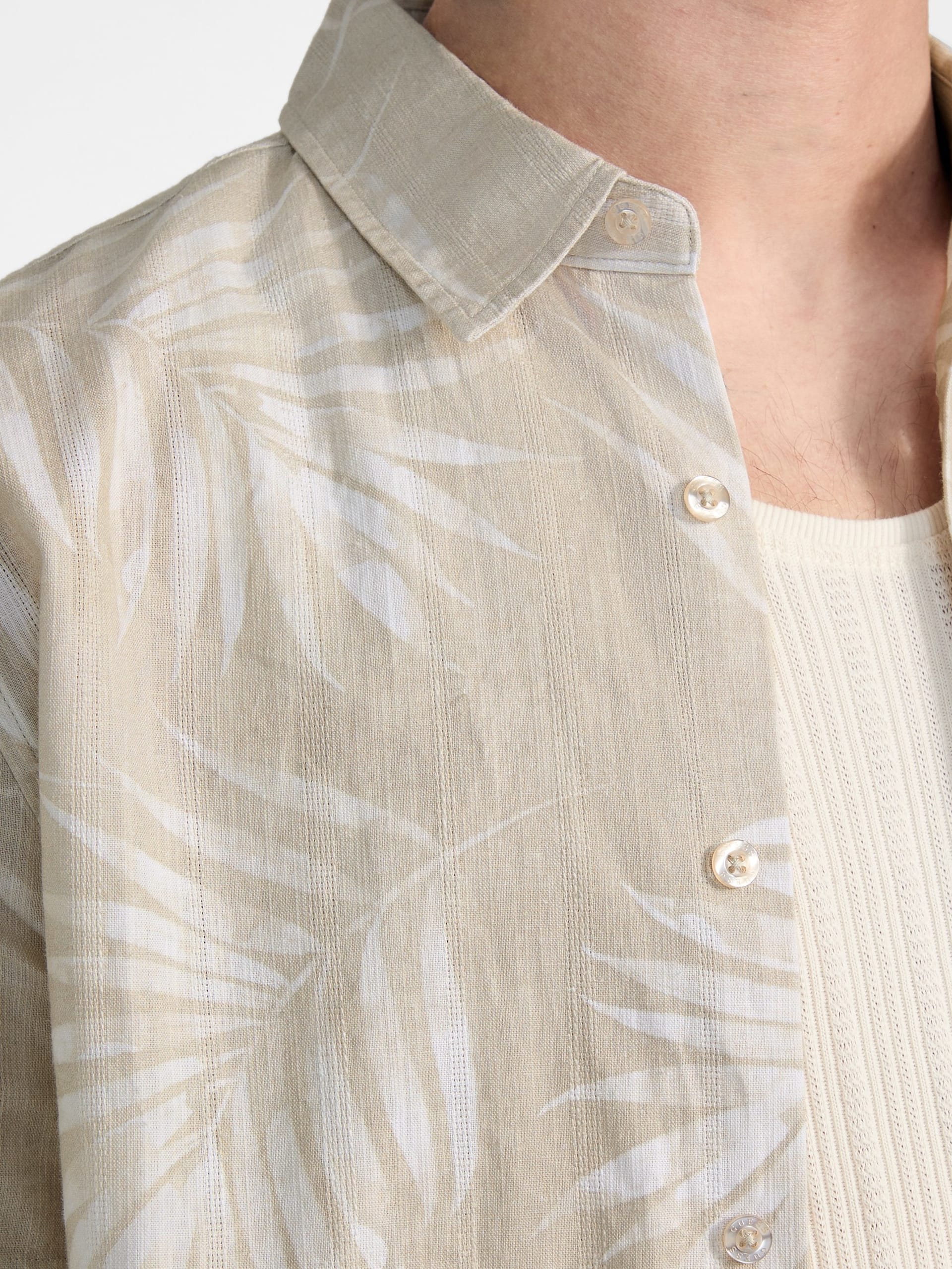 Camisa de palmeira com trama irregular