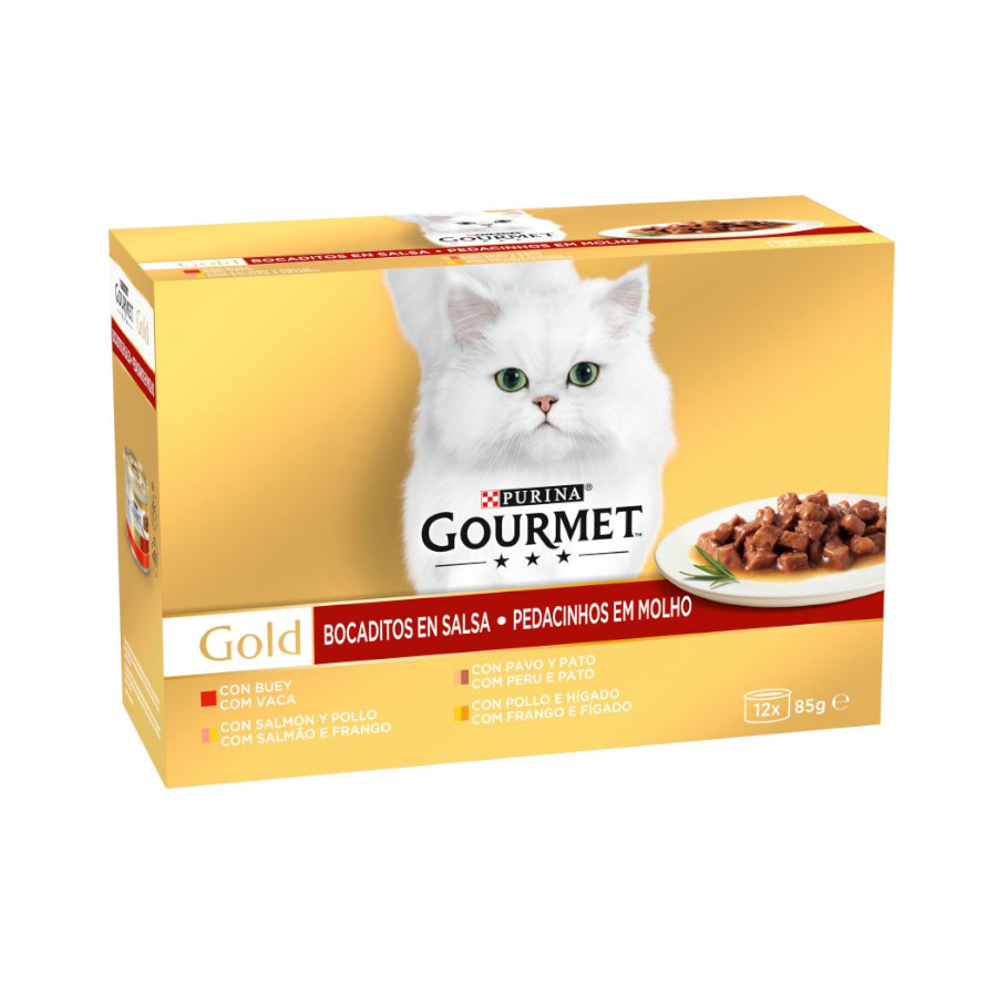 Petiscos gourmet dourados para gatos em latas com molho.