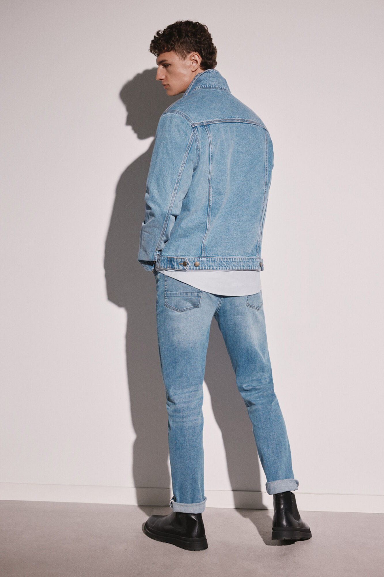 Calça jeans slim, lavagem média, levemente suja.