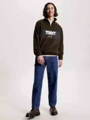 Calça jeans estilo skatista, modelagem ampla, ideal para trabalho.