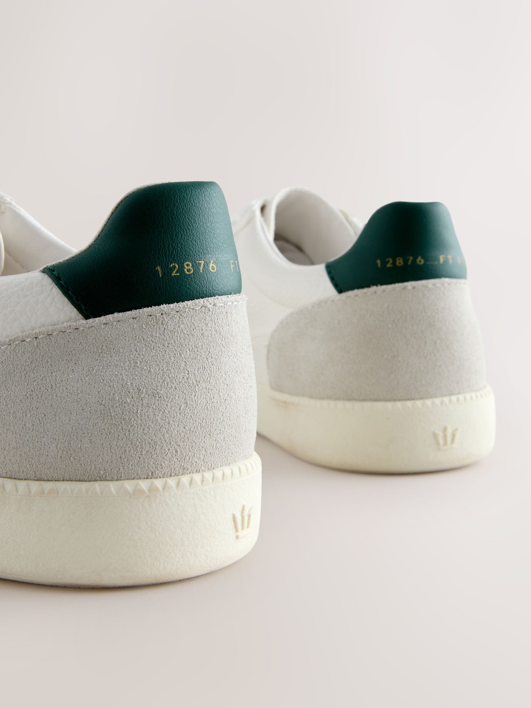 Wit - Chic-casual vetersneakers met suède afwerking