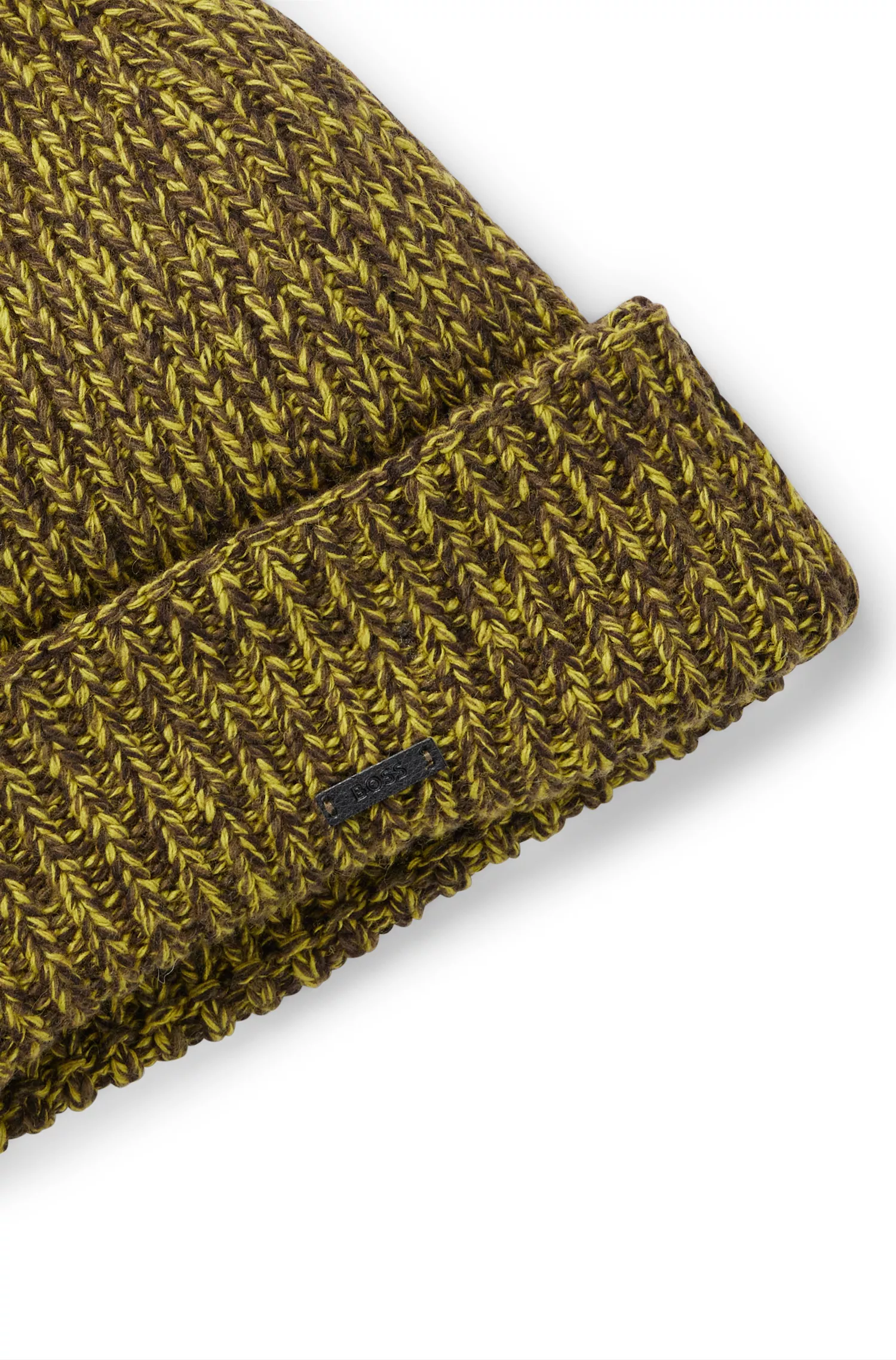 Gorro BOSS preto de tricô grosso com placa de logotipo em couro sintético