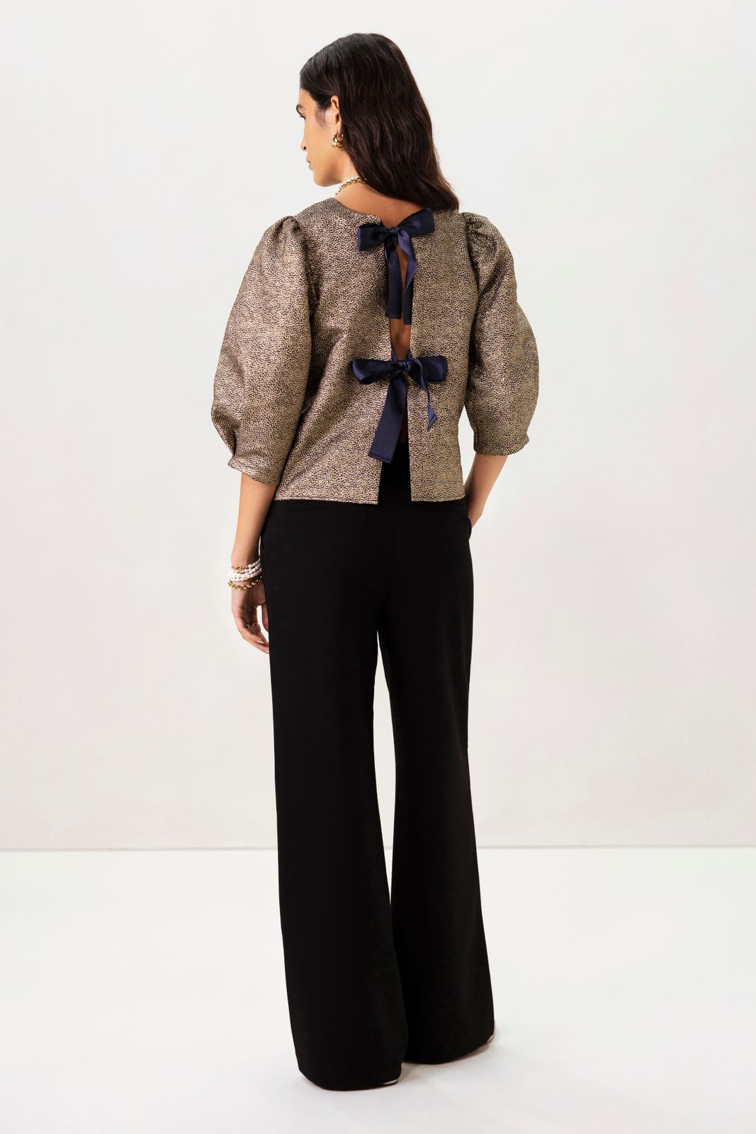 Gouden metallic top met strikdetails