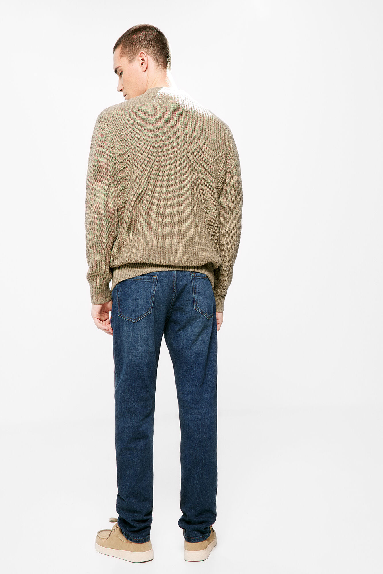 jeans comuns de lavagem escura e sujos