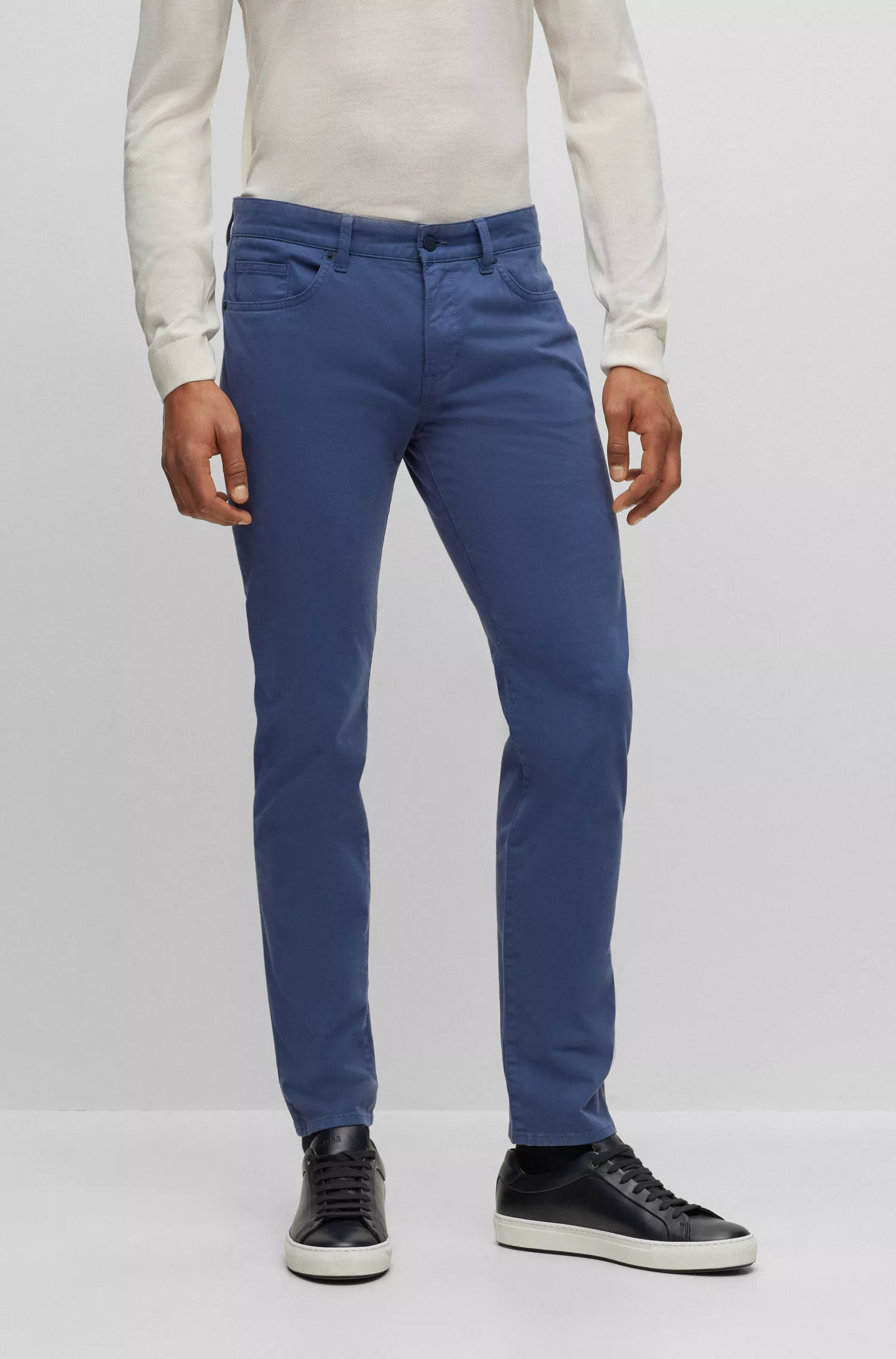 Calça jeans BOSS preta, corte slim, em gabardine de denim elástico.