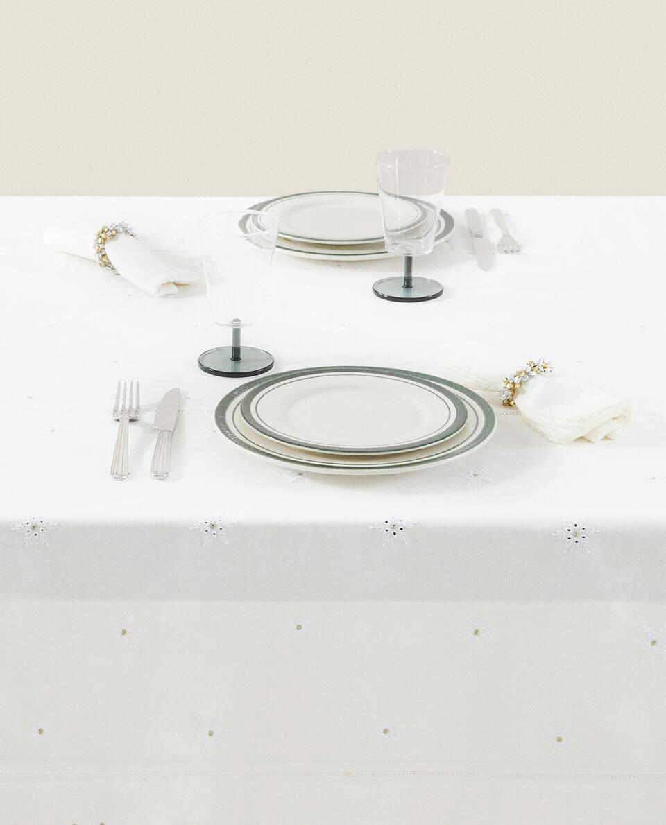 Toalha de mesa de Natal em algodão bordado com babados.