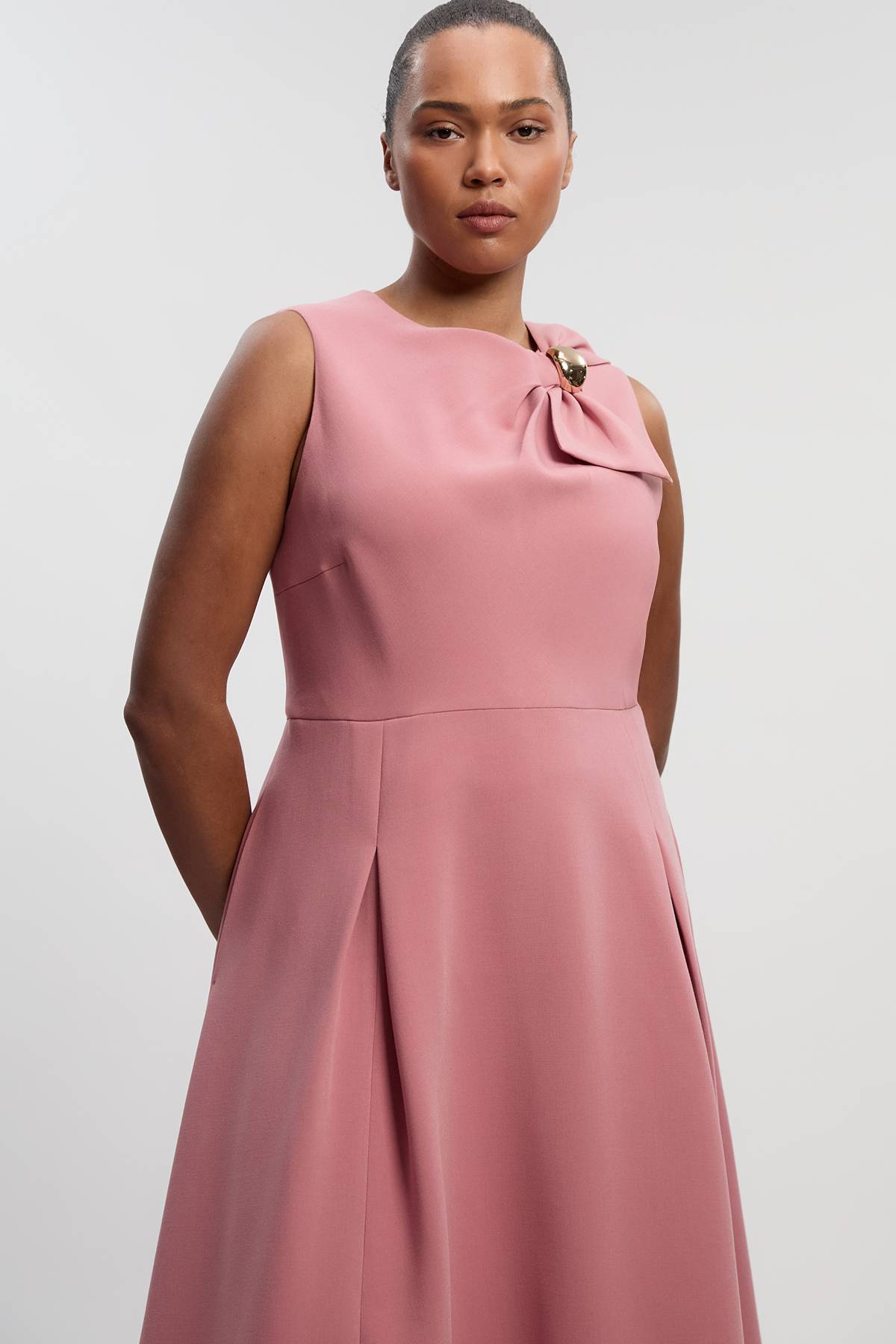 KarenMillen Robe Midi Ajustée Grande Taille en Stretch Compact avec Détail Nœud Papillon au Col