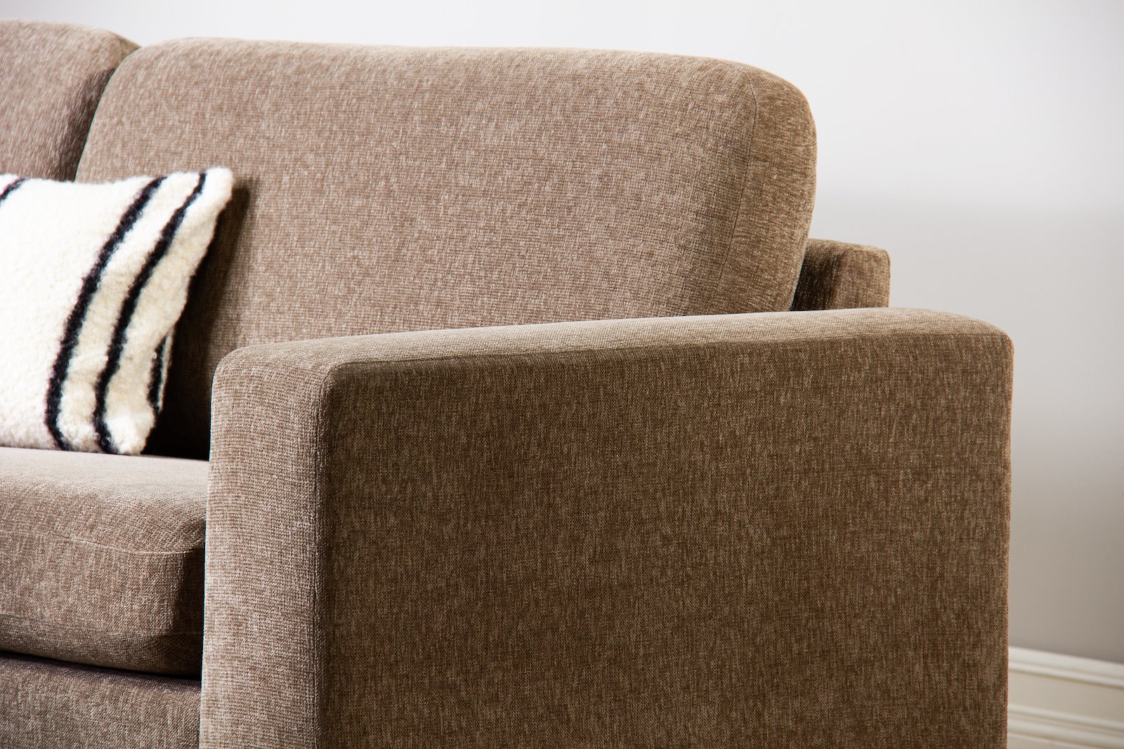 Ellinor hjørnesofa Oppsett SV. 3,5-seter med åpen ende venstre. Tekstil Paloma 1/24 Brown Grey. Arm 1, Duo puter, Firkantet ben 12 cm Mocca