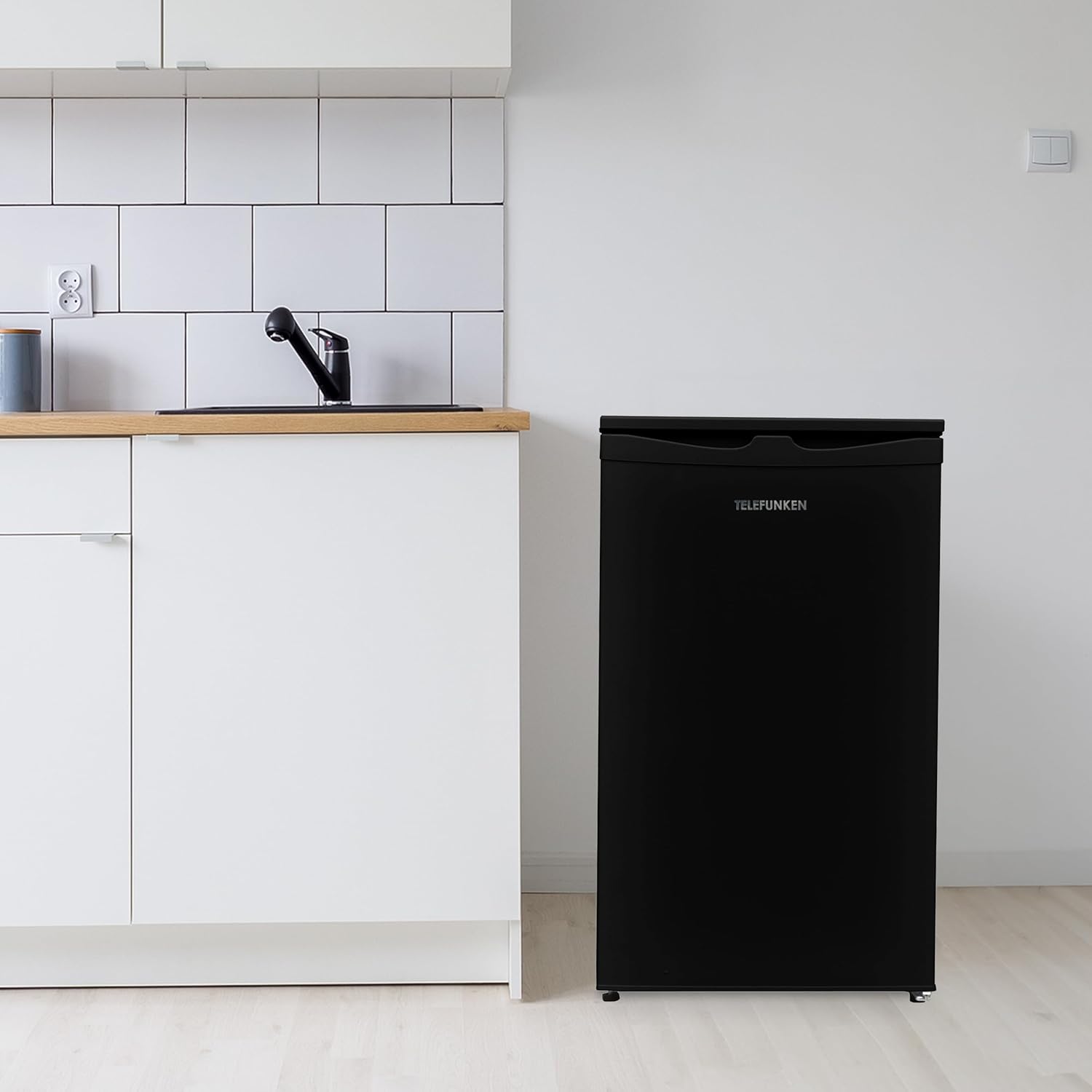 TELEFUNKEN Kühlschrank mit Gefrierfach (2-Sterne) | Freistehend | 81 Liter Nutzinhalt | Kühlschrank klein mit Gemüsefach | LED-Beleuchtung | Temperaturregelung | CF-32-152-B schwarz