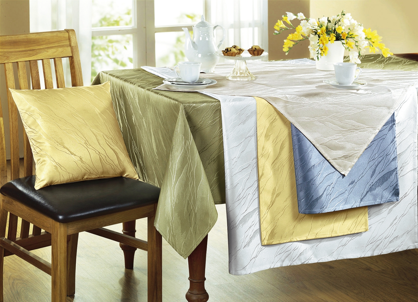 Dezente Tischdecke in Marmor-Optik