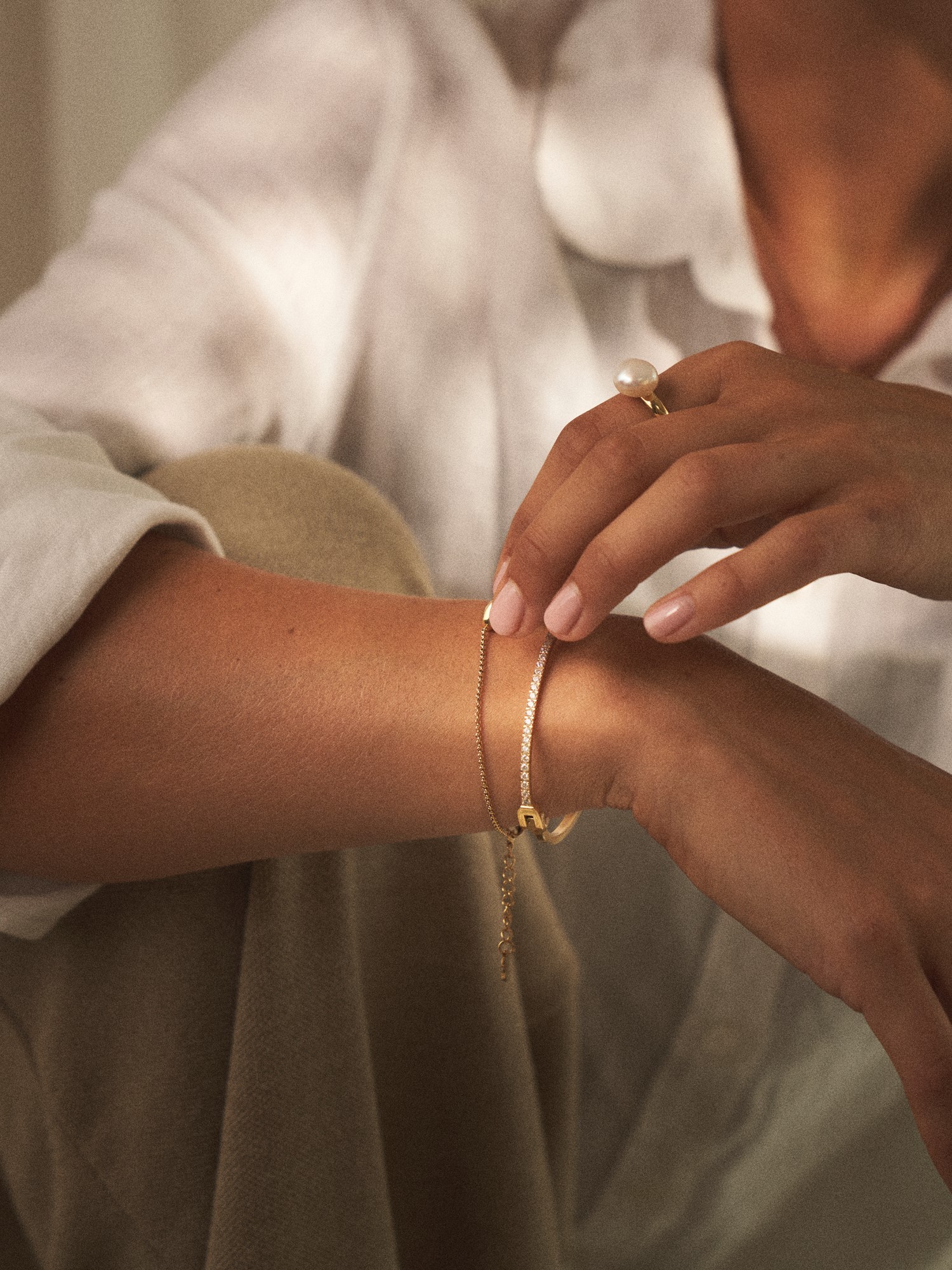 Krone-armbånd | 14k forgyldt rustfrit stål/cubic zirkonia. Ø6 cm. | Gold | BUD TO ROSE