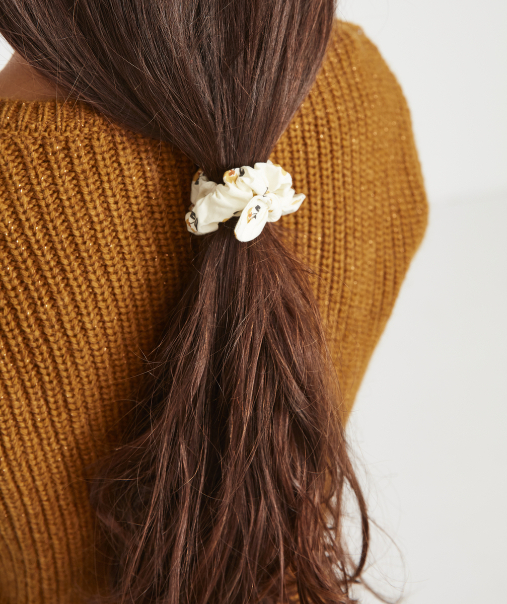 LOT DE 2 CHOUCHOUS BLANCS À BOUCLETTES ET FLEURI BÉBÉ FILLE