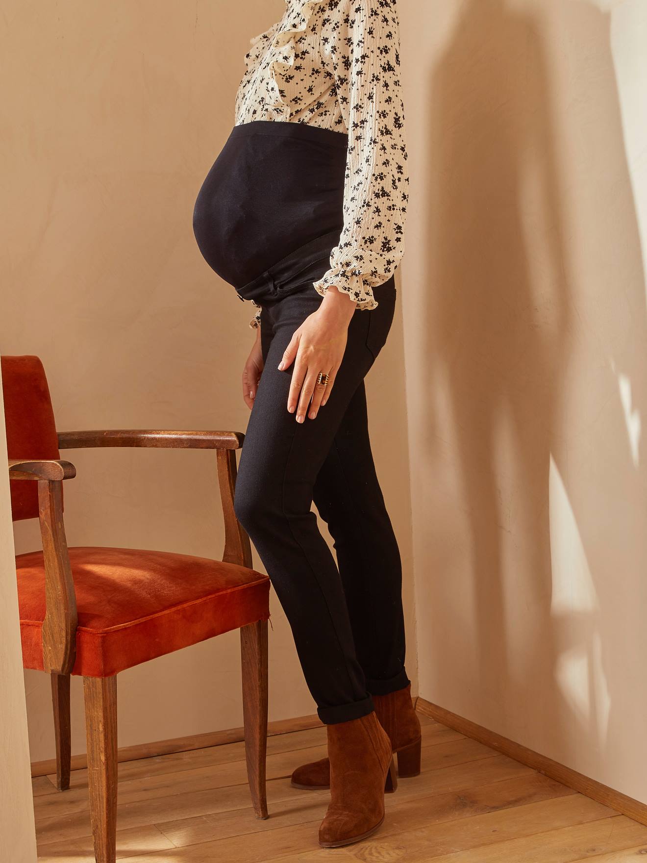 Calça jeans slim para gestantes com faixa lisa cinza-escura sem costura.