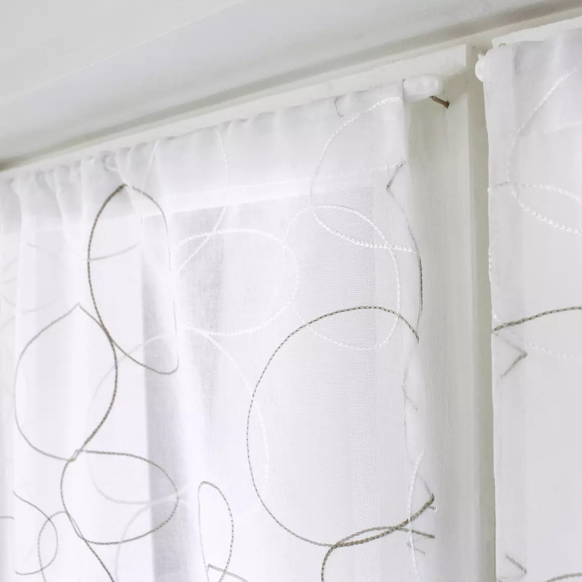 Paire de voilages brodés passe-tringle (60 x 160 cm) Galet Gris