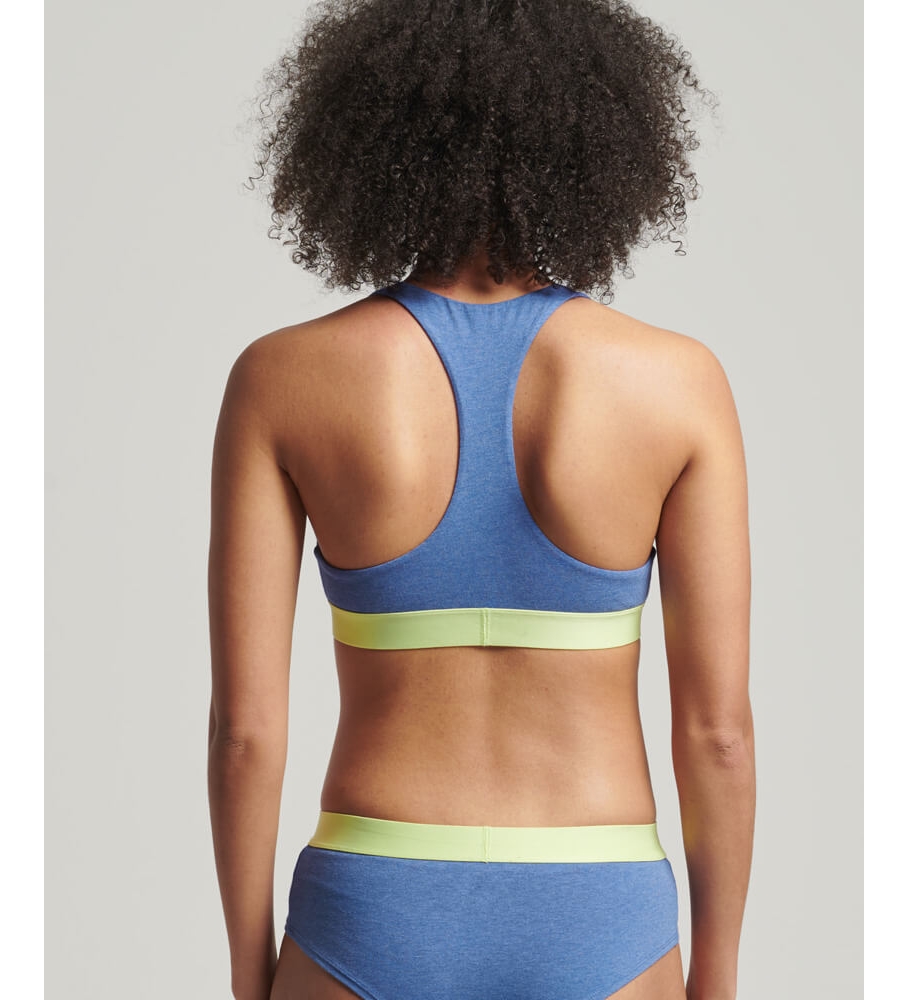 Sutiã curto estilo bralette em algodão orgânico Superdry com logo azul grande.