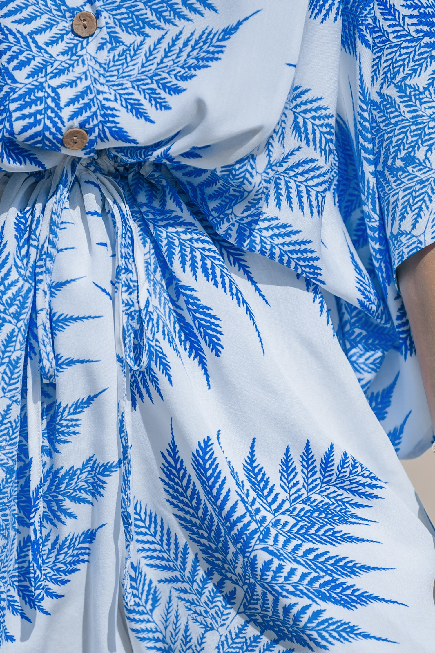 Combishort à boutons et feuilles tropicales bleu et blanc