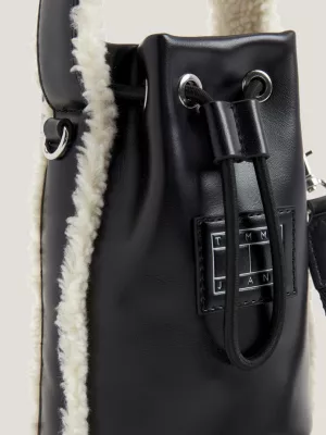 Bolsa tipo balde com acabamento em sherpa